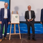 Lothar Hartmann (Mitte) erhielt den B.A.U.M. Umweltpreis
