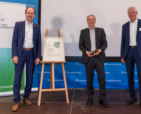 Lothar Hartmann (Mitte) erhielt den B.A.U.M. Umweltpreis